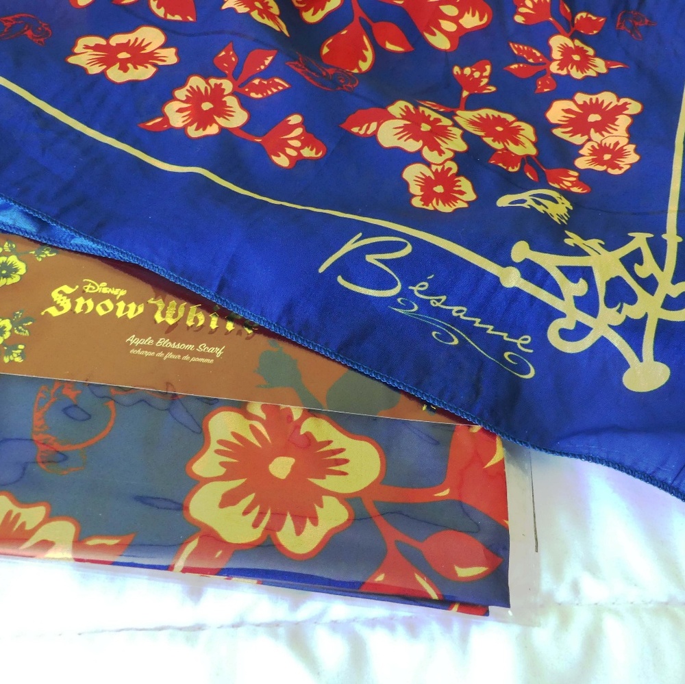 BNWT Besame Snow White Apple Blossom Scarf
